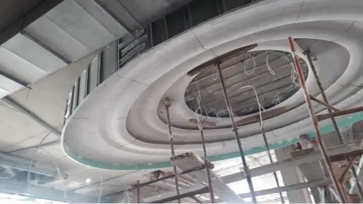 Een rond verlaagd plafond in aanbouw, met het frame en de bedrading nog in het zicht